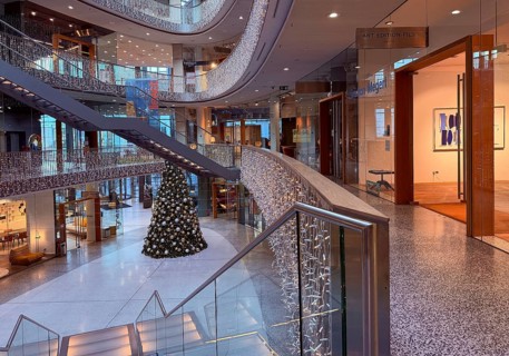 Stilwerk Düsseldorf, interior view, Christmassy decorated elliptical atrium with surrounding