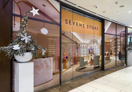Sevens Store, vacant shop cleverly concealed with realistic photography, center, shopping center,
