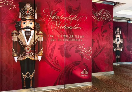Schadow arcades, noble shopping center, vacant shop cleverly concealed with beautiful presentation,