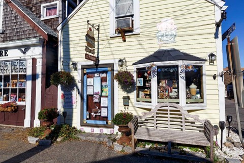 Facade of a bakery and ice cream shop, cupcakes and ice cream, Bearskin Neck Historic District,