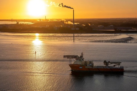 Offshore workship EDT Prometheus arrives at the mouth of the Weser, in the background the Kronos
