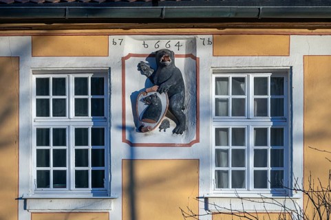 Bear with shield, the coat of arms of the Lords of Egloffstein, from 1664, at the former district