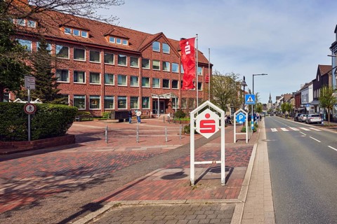 Sparkasse Schwelm-Sprockhövel, savings bank branch, advertising flags on flagpoles, advertising