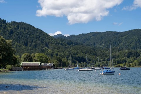 Boathäuser und Segelboote am Tegernsee, Rottach-Egern, Upper Bavaria, Bavaria, Germany