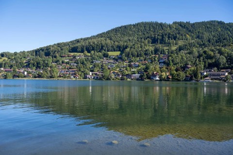 View from Strandbad Rottach-Egern to Tegernsee, reflection in the lake, Upper Bavaria, Bavaria,