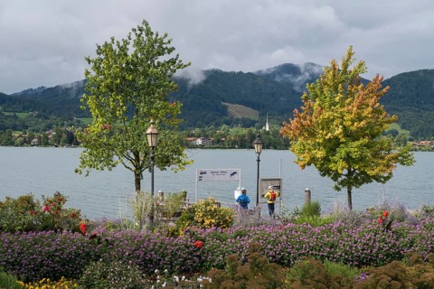 Schiffsanlegestelle an der Seepromenade, in the back of Bad Wiessee, town of Tegernsee, Upper