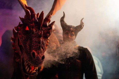 Teufelin, woman with horns with dragon, fog, murmurs, winter, Waldburg Castle, Allgäu,