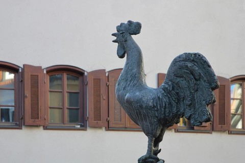 Göckelesbrunnen by Karl Ulrich Nuss 2013 with rooster figure, rooster, modern art, bronze