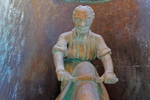 Gerber am Zunftbrunnen von Bonifatius Stirnberg 1983, modern art, bronze sculpture, city history,