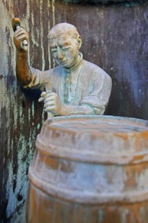 Cooper making wine barrels at the guild fountain by Bonifatius Stirnberg 1983, modern art, bronze