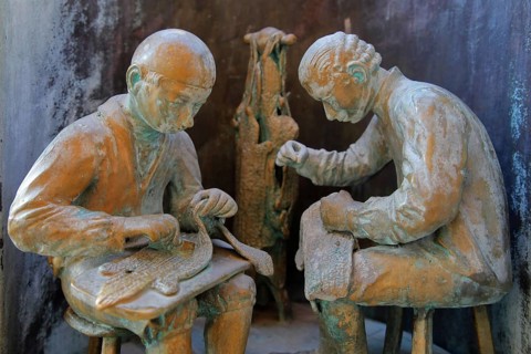 Furrier working with leather at Bonifatius Stirnberg's guild fountain 1983, modern art, bronze