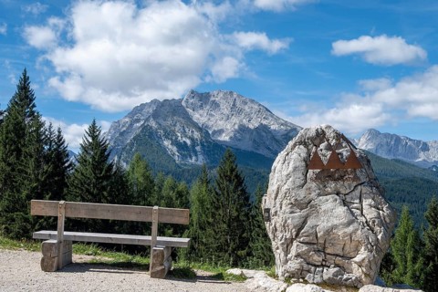 Bench and symbol of the Berchtesgaden National Park on its border, with the Watzmann in the