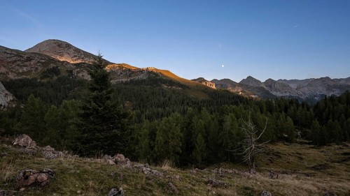 View over the Gotzenalm alpine pasture to the Kahlersberg, Teufelshörner and Hochkönig mountains at