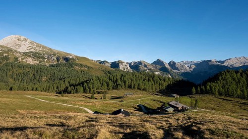 View across the Gotzenalm alpine pasture to the Kahlersberg, Teufelshörner, Hochkönig and