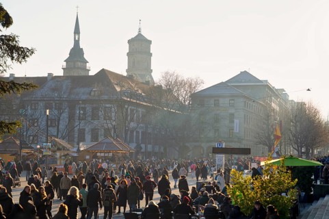 Crowds, many people, passers-by, Königsstraße, shopping, Schlossplatz, behind it collegiate church,