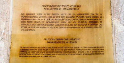 Plaque with inscription about a traditional German residential building and its historical