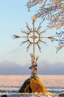 Field cross with corn, frost, hoarfrost, winter, Leibertingen, Upper Danube nature park Park,