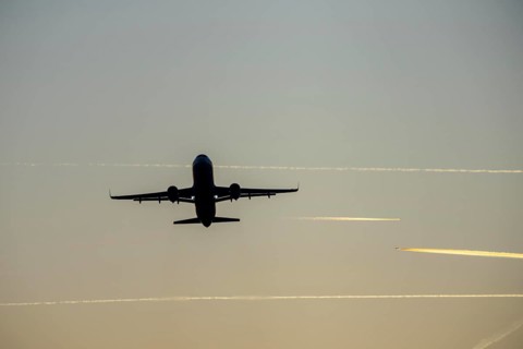 Aviators taking off, Hauptbahn Süd, 05R/23L, from Düsseldorf airport, contrails from aircraft at