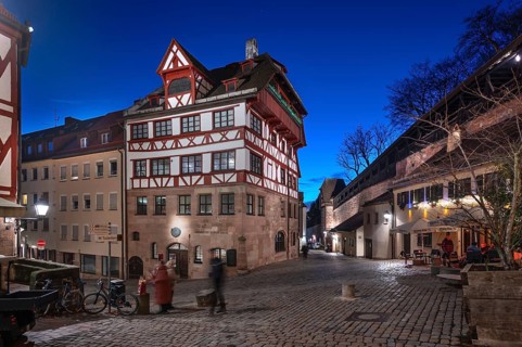 The historic Dürerhaus, on the right the old city wall with a rampart, Beim Tiergärtnertor,