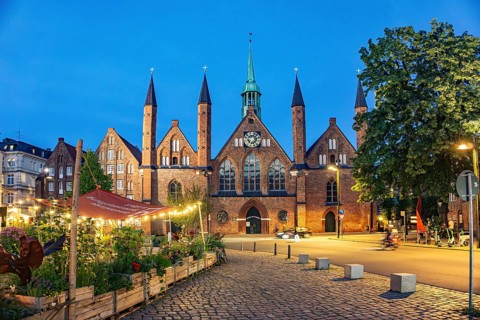 Bürgergärten am Geibelplatz and Heiligen-Geist-Hospital at dusk, Hanseatic City of Lübeck,