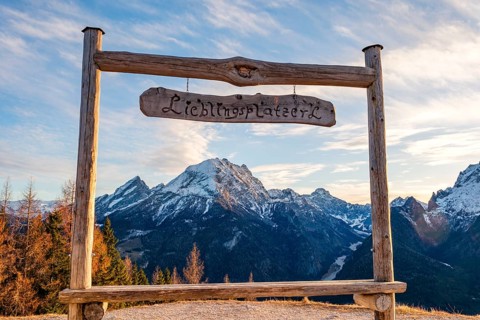 Snow-covered Watzmann through a wooden frame with the inscription Lieblingsplatzerl, Hirscheck,