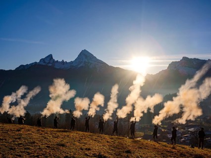 Berchtesgaden Christmas shooters, firecrackers shoot down their firecrackers in front of the