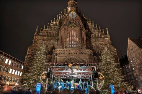 Event stage in front of the Church of Our Lady on the Nuremberg Christmas Market, Hauptmarkt,