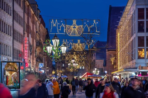 Christmas lighting and stalls on the way to the Nuremberg Christmas Market, Königstraße, Nuremberg,