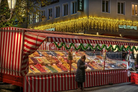 Christmas stand during Advent season with dried fruit, Königstraße, Nuremberg, Middle Franconia,