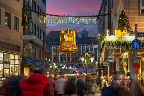 Entrance to Nuremberg Christmas Market in evening lighting, Hauptmarkt, Nuremberg, Middle