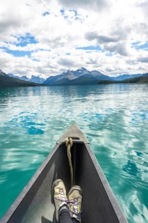 Canoeing on maligne lake in jasper national park, alberta, showcases breathtaking views of the