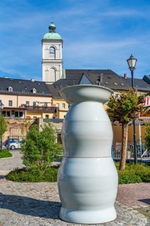 Sculpture in the form of a vase, art installation One Million by artist Uli Aigner, Purple Path art