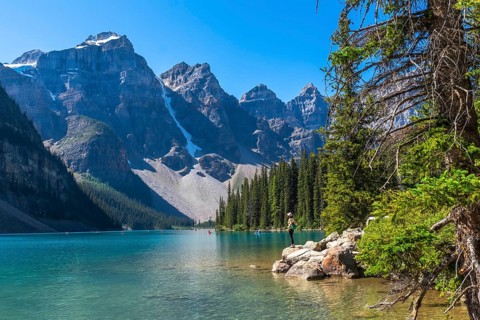 Moraine lake in banff national park displays its turquoise waters, surrounded by majestic mountains