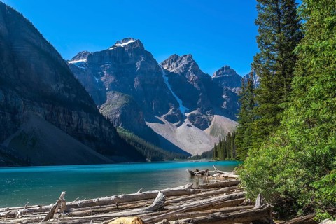 Moraine lake in banff national park showcases stunning turquoise waters reflecting the canadian