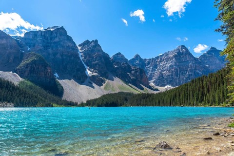 Moraine lake's vibrant turquoise waters mirror the majestic canadian rockies in banff national