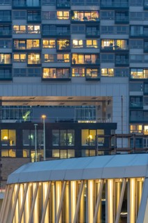 The lights of the Imhoff Chocolate Museum, behind them the illuminated façade of Kranhaus Nord,