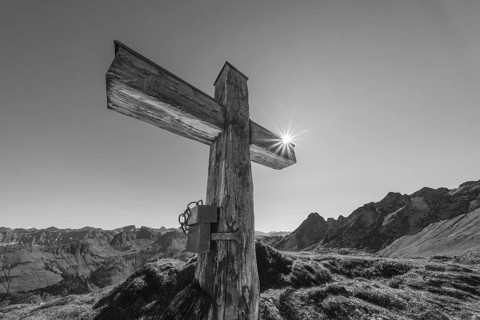 Bergkreuz am Koblat-Höhenweg, bei Laufbichelsee, Allgäu Alps, Allgäu, Bavaria, Germany