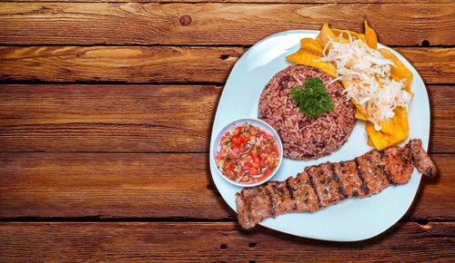 Roast beef dish with gallo pinto and pico de gallo, Roast beef with tomato and gallo pinto salad