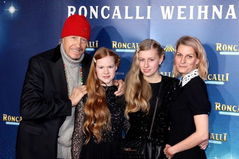 Actor Reiner Schöne with his woman Anja and children Charlotte-Sophie and Olivia, Premiere Roncalli