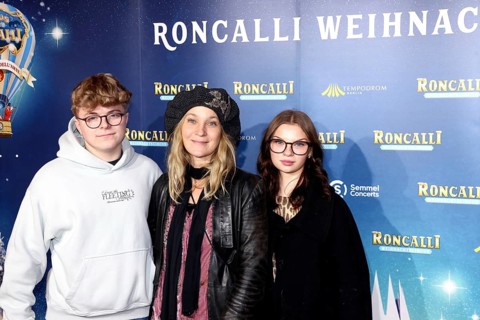 Jeanette Hain with her children Henry and Malou, Premiere Roncalli Christmas Circus, Tempodrom,