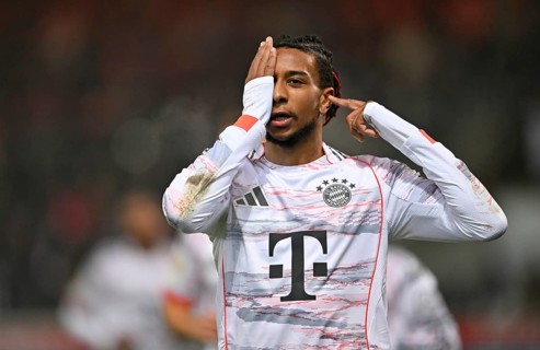 Goal celebration gesture Michael Olise FC Bayern Munich FCB (17) after surviving eye surgery, eye