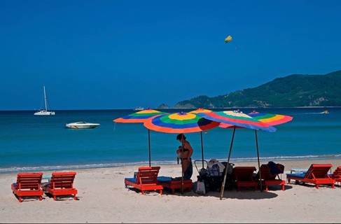 Paragliders, umbrellas, boats, people, Patong Beach, Ko Phuket, two years in front of the tsunami,