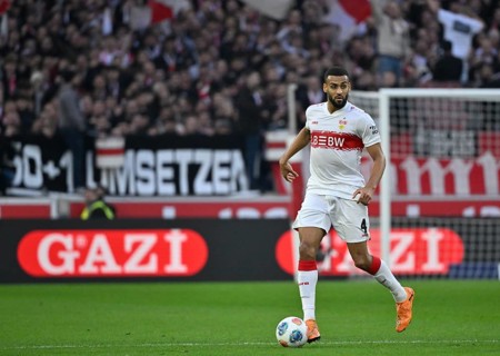 Josha Vagnoman VfB Stuttgart (04) Action on the ball in the background perimeter advertising logo