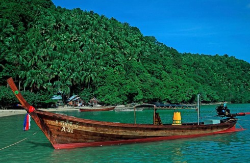 Bamboo huts, longtail boat on Ko Phi Phi Don beach, two years in front of the tsunami, Thailand,