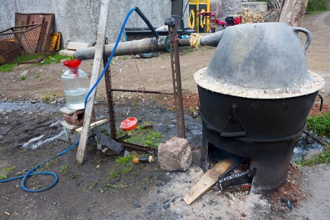 Temporary distillation plant with fireplace and metal container, production of schnapps, Sameba,