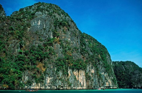 Mountains, boats, Ko Phi Phi Le, two years in front of the tsunami, Thailand, December 2002,