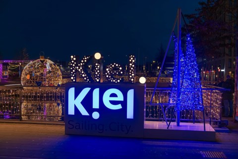 Christmas decoration in Kiel am Holstenfleet, Kleiner Kiel Canal, city center, Christmas, lighting,