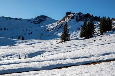 High-altitude hiking trail from Bolsterlanger Horn to Riedberger Horn, snow-covered, behind