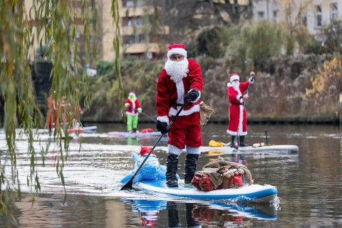 Water sports enthusiasts dressed up as Santa Claus ride SUPs on the Spree in Berlin on 30.11.2025
