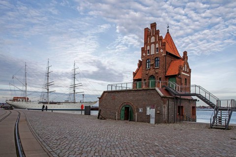 Pilot house, harbour authority at the harbour, behind the sailing ship Gorch Fock 1, Hanseatic City